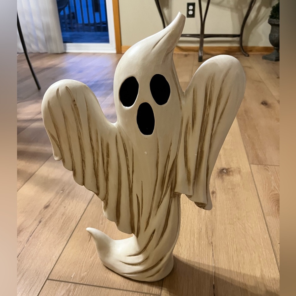 Decor Snobs Ghost